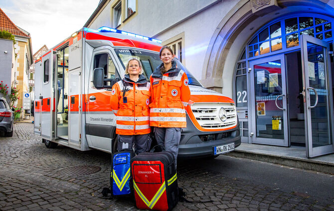 Diane Rühle (links) und Maren Dissertori vom DRK-Ortsverein Winnenden. Im Albrecht-Bengel-Haus hat das Rote-Kreuz während des St