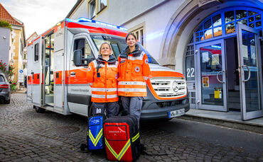Diane Rühle (links) und Maren Dissertori vom DRK-Ortsverein Winnenden. Im Albrecht-Bengel-Haus hat das Rote-Kreuz während des St