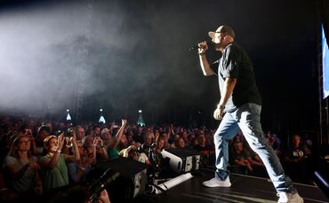 Kai Wingenfelder, Frontmann von Fury in the Slaughterhouse hat das Spektakelzelt im Griff.