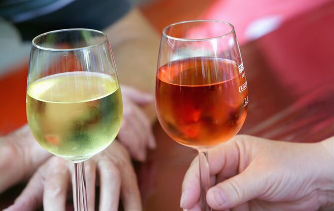 In den Weinbergen von Weinstadt werden bald wieder Weine serviert, aber auch Alkoholfreies (Symbolfoto).