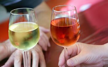 In den Weinbergen von Weinstadt werden bald wieder Weine serviert, aber auch Alkoholfreies (Symbolfoto).