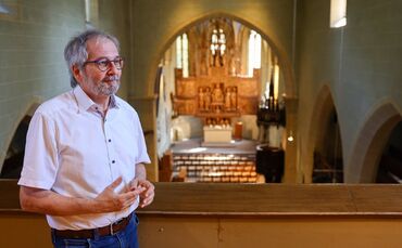 Nach 39 Jahren im Dienst der Kirchenmusik Winnenden geht Kantor Gerhard Paulus in Ruhestand - hier steht er auf der Orgelempore.