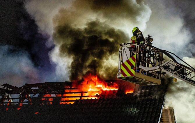 Eine 86-jährige Frau wurde von der Feuerwehr schwer verletzt aus dem brennenden Wohnhaus gerettet.