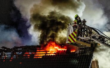 Eine 86-jährige Frau wurde von der Feuerwehr schwer verletzt aus dem brennenden Wohnhaus gerettet.