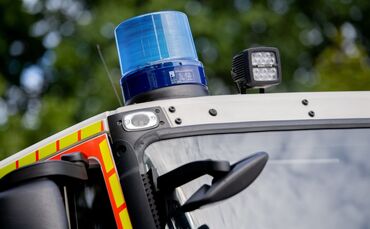 Die Feuerwehr vom benachbarten Flughafen rückte zu dem Parkhaus aus. (Symbolbild)