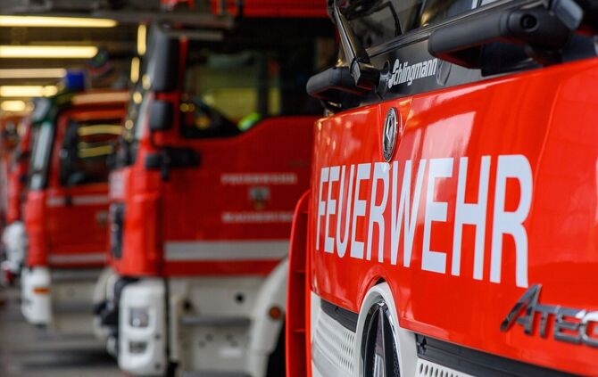 Mit neun Fahrzeugen und 40 Feuerwehrleuten kämpfte die Feuerwehr gegen die Flammen. (Symbolbild)