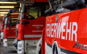 Mit neun Fahrzeugen und 40 Feuerwehrleuten kämpfte die Feuerwehr gegen die Flammen. (Symbolbild)