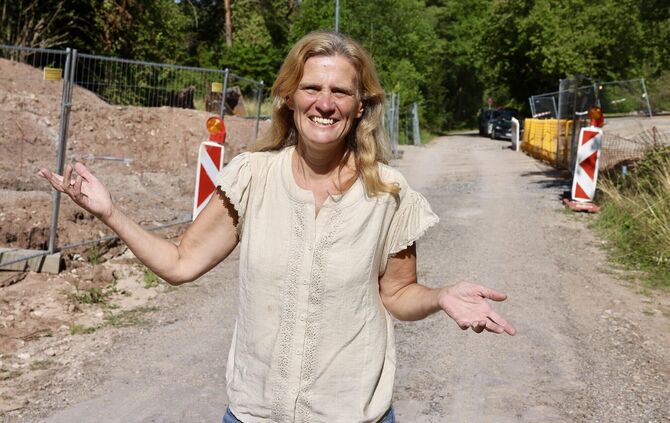 Die Koordinatorin der Kinderfreizeit Britta Fischer neben der Baustelle am Waldrand von Kernen.