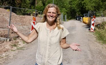 Die Koordinatorin der Kinderfreizeit Britta Fischer neben der Baustelle am Waldrand von Kernen.