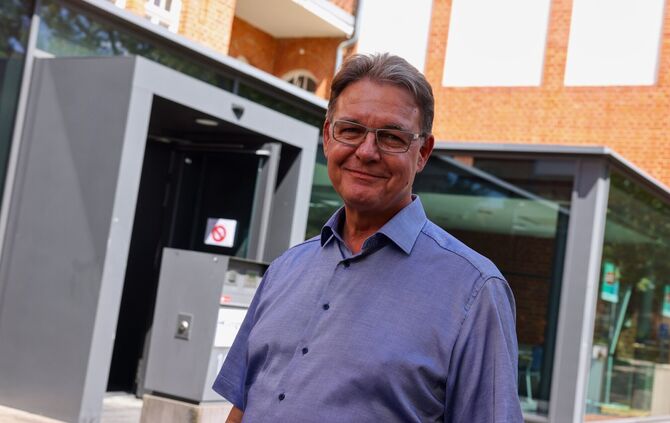 Marco Kelch vor seinem Arbeitsplatz an der Ringstraße 106. Im markanten Backsteingebäude der Paulinenpflege hat er ein Büro.