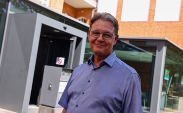 Marco Kelch vor seinem Arbeitsplatz an der Ringstraße 106. Im markanten Backsteingebäude der Paulinenpflege hat er ein Büro.