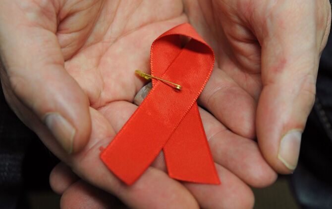Die Schleife zeigt Solidarität mit HIV-Positiven und Aids-Kranken