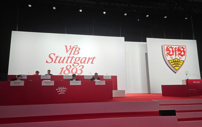 Das Podium in der Porsche-Arena für die Mitgliederversammlung 2026 des VfB Stuttgart 1893 e.V..