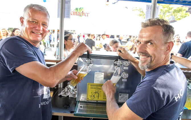 Zwei Handballclub-Vorstandsmitglieder am Bierzapfen: Michael Dengler (links) und Jens Heck wissen um die große Bedeutung des Cit