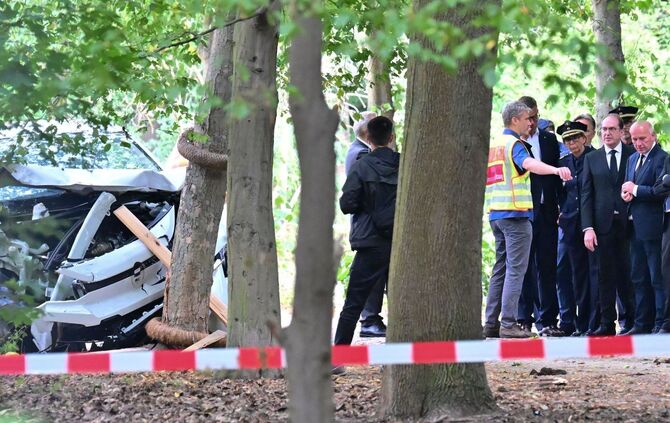 Auto fährt in Menschenmenge - CSD abgebrochen