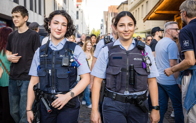 Die Polizistinnen vom Winnender Revier erleben einen friedlichen City-Treff 2026 in Winnenden.