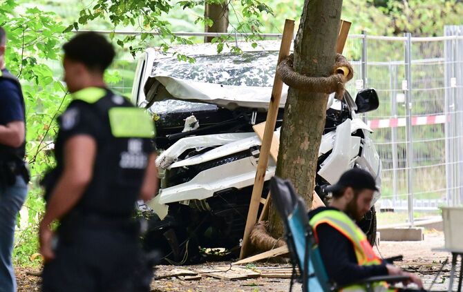 Auto rast in Menschenmenge - CSD abgebrochen