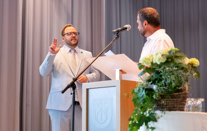 Kevin Latzel (li.) ist nach seiner Vereidigung durch Dr. Uli Hasert (BWV-Mitglied im Gemeinderat und Stellvertretender Bürgermei