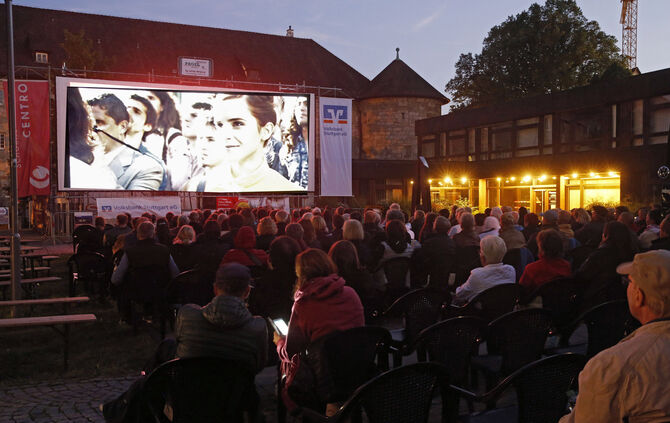 Entspannte Atmosphäre im Hof des Finanzamts beim Sommernachtskino. (Archivfoto)