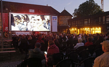 Entspannte Atmosphäre im Hof des Finanzamts beim Sommernachtskino. (Archivfoto)