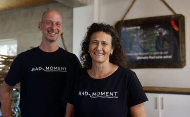 "Radmoment"-Inhaber Benjamin Ilg und seine langjährige Mitarbeiterin Rebecca Garcia.