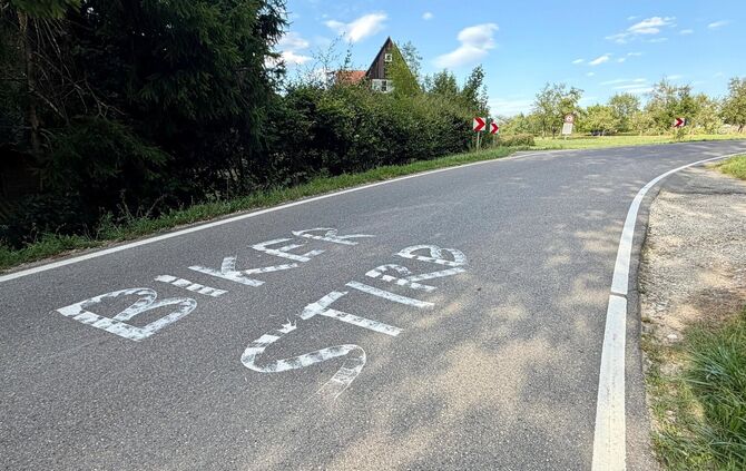 "Biker stirb" - der Schriftzug war am Sonntagabend (26.7.) noch zwischen Baltmannsweiler und Baach kurz nach der Ortsausfahrt Ba