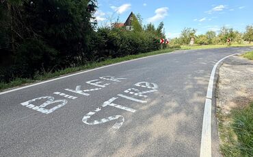 "Biker stirb" - der Schriftzug war am Sonntagabend (26.7.) noch zwischen Baltmannsweiler und Baach kurz nach der Ortsausfahrt Ba