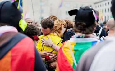 Auto fährt in Menschenmenge - CSD abgebrochen