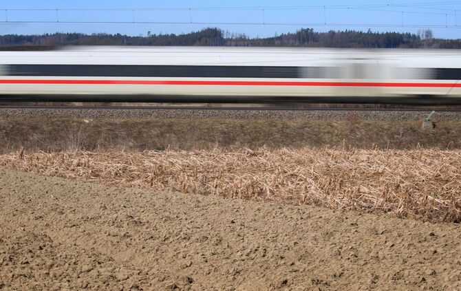 ICE auf Bahnstrecke Augsburg-Ulm
