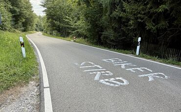 Der Schriftzug war am Sonntagabend (26.07.) noch bei Baltmannsweiler zu sehen.