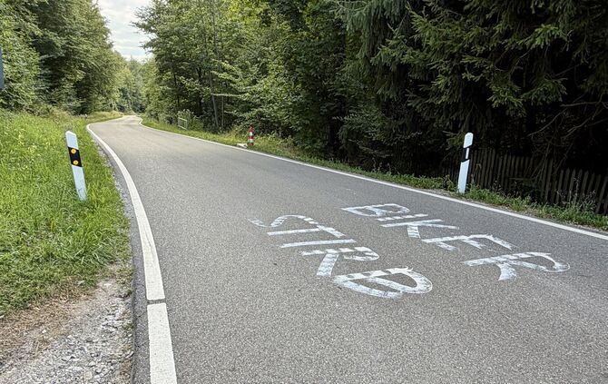 Der Schriftzug war am Sonntagabend (26.07.) noch bei Baltmannsweiler zu sehen.