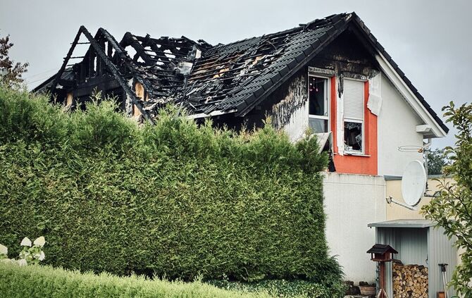 Das Einfamilienhaus ist nach dem Brand am Freitag unbewohnbar.