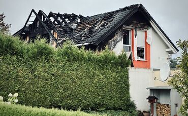 Das Einfamilienhaus ist nach dem Brand am Freitag unbewohnbar.