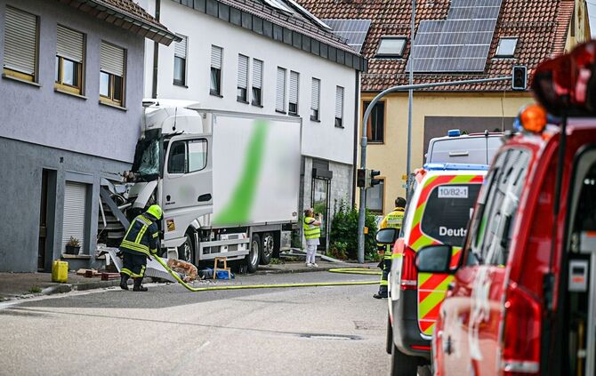 Aufgrund des schweren Unfalls wurde die Ortsdurchfahrt gesperrt.