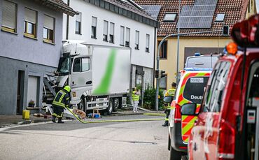 Aufgrund des schweren Unfalls wurde die Ortsdurchfahrt gesperrt.