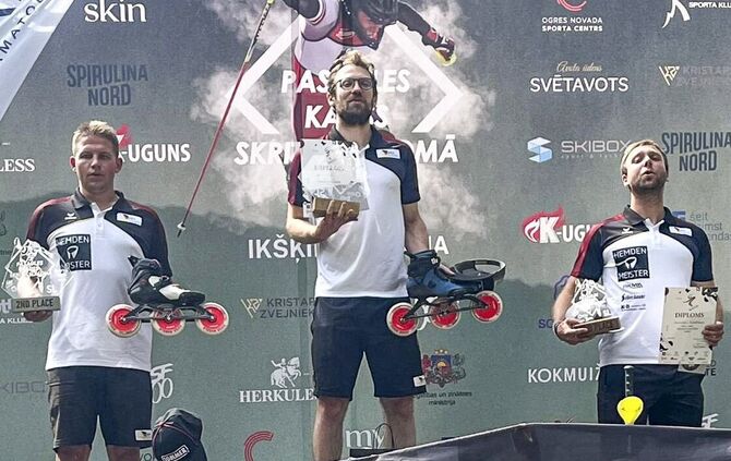 Noah Sing (Mitte) gewinnt den Weltcupslalom in Lettland 2026.