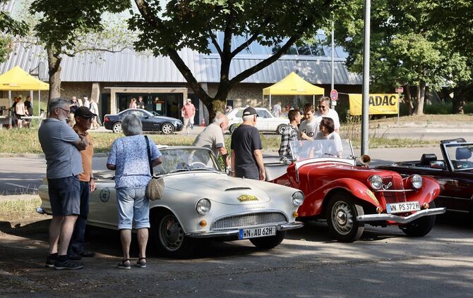 Oldtimer verschiedenster Altersklassen waren dabei. Links: Auto Union 1000 SP (DKW 1000 SP) und rechts ein tschechischer Aero 30