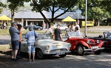 Oldtimer verschiedenster Altersklassen waren dabei. Links: Auto Union 1000 SP (DKW 1000 SP) und rechts ein tschechischer Aero 30