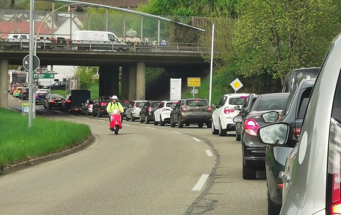 Rückstau vor dem Ortseingang von Großheppach im April 2025. Die Frage ist: Wird es bei der nun geplanten Baustelle ähnlich schli
