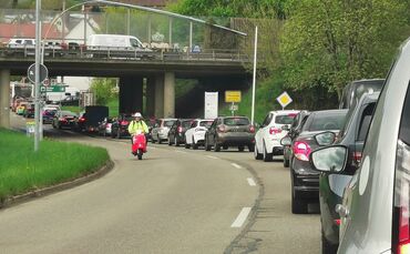 Rückstau vor dem Ortseingang von Großheppach im April 2025. Die Frage ist: Wird es bei der nun geplanten Baustelle ähnlich schli