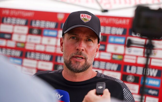 VfB-Trainer Sebastian Hoeneß im Gespräch mit den Pressevertretern.