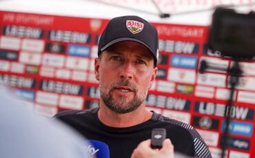 VfB-Trainer Sebastian Hoeneß im Gespräch mit den Pressevertretern.