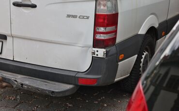 Mit einem Transporter (Symbolfoto) verursachte der Paketfahrer einen Sachschaden von fast 10.000 Euro.