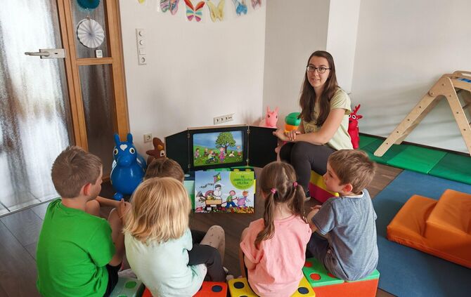 Sandra Geist bietet allen Kindern ein "Kamishibai-Erzähltheater" (japanisch für „Papiertheater“) an, immer passend zum Alter der
