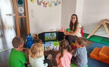 Sandra Geist bietet allen Kindern ein "Kamishibai-Erzähltheater" (japanisch für „Papiertheater“) an, immer passend zum Alter der