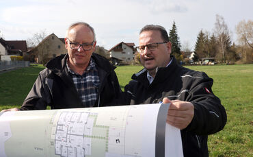 Jürgen Schneider und Michael Rieger in den Kreuzwiesen in Birkmannsweiler- wo die Baugenossenschaft Winnenden zwar bauen darf, e
