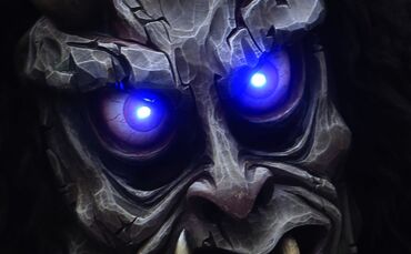 Quadfahrer im Straßenverkehr mit Maske und leuchtenden Augen unterwegs. (Symbolbild)