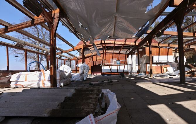 Schnappschuss vom Rückbau der schwarzgebauten "Pergola" beim Sängerheim im Frühjahr 2025: Bald soll es optisch vorwärtsgehen - u
