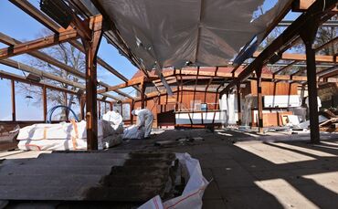 Schnappschuss vom Rückbau der schwarzgebauten "Pergola" beim Sängerheim im Frühjahr 2025: Bald soll es optisch vorwärtsgehen - u
