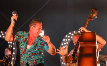 Mit Pomade und Elvis-Hüftschwung: Dick Brave in Bestform.